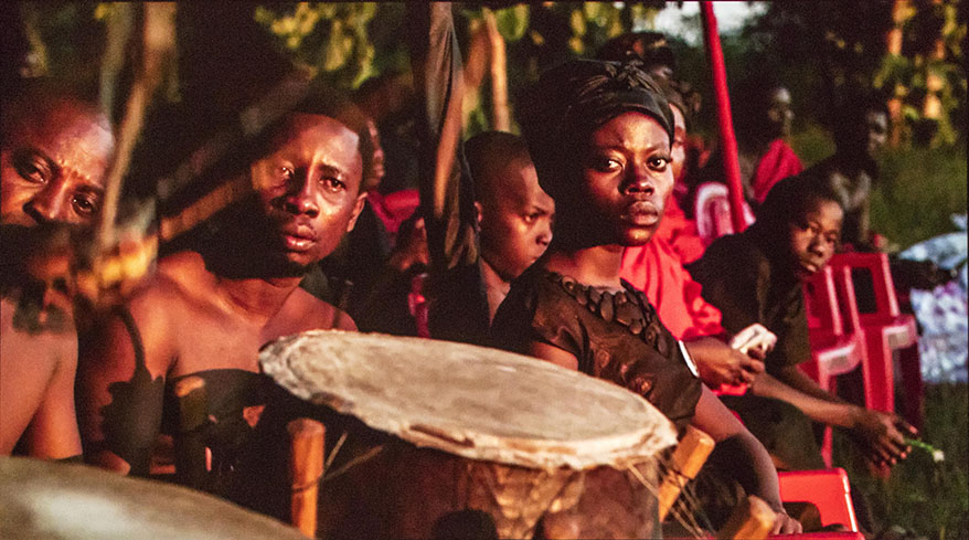 Akosua Adoma Owusu, Kwaku Ananse (fotograma de la película), 2013. Video HD, color, sonido. 25 minutos. Cortesía del artista y Obibini Pictures.