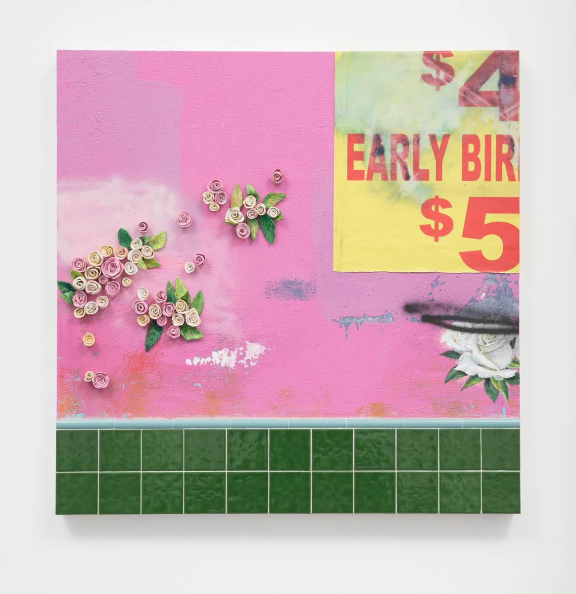 Patrick Martinez, Chinatown Flowers (reserva anticipada), 2017. Cerámica, lona para pancartas encontrada, baldosas de cerámica y técnica mixta sobre panel con estuco de pared. 48 × 48 pulg. Cortesía del artista y Charlie James Gallery, Los Ángeles. Foto de Michael Underwood.